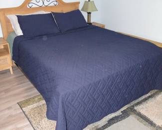 Queen bedspread with matching pillow shams