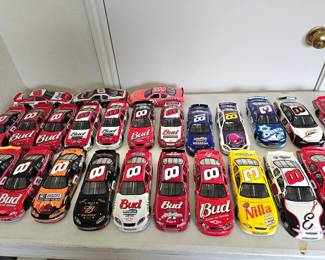 Lots of die cast cars, some in boxes some without, about 5 large boxes added