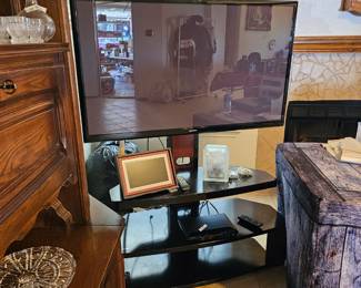 Flatscreen with console