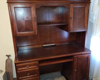 Desk w/hutch