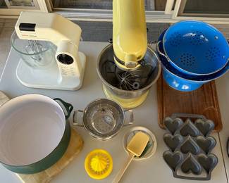 2 KitchenAid  Mixers : Yellow and Avocado green 