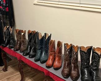 Vintage, cowboy boots in excellent condition. Men’s size 8-9 / Women’s size 9-10 