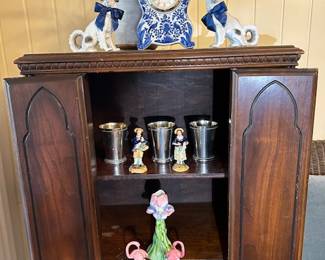 English antique figurines. 