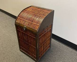 Wicker lidded basket 24 x 14 x 13 in (matches lot 1017)