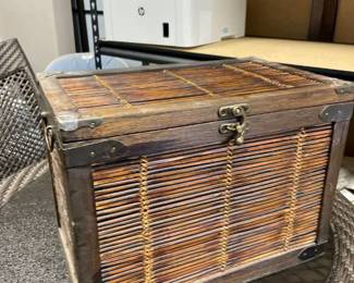Wicker lidded box 11 x 15 x 9 in (matches lot 1016)