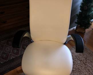 Fine office chair with labels in following pics
