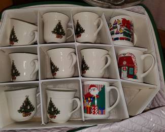 (8)piece Christmas dish set
