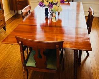 Dining room table with leaves 