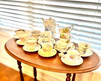 Gorgeous delicate teacups w/saucers. 