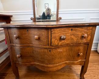Chest of drawers w/mirror