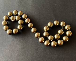 Costume jewelry pearl necklace.