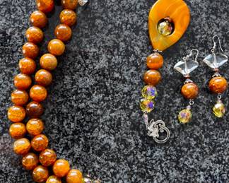 Orange necklace golden color agate crystals.