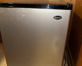 Small refrigerator 