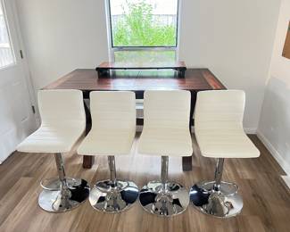 High table and chairs like new 