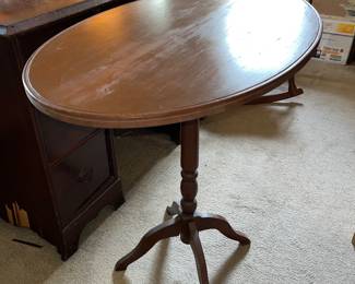 Oval tilt top table