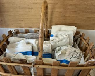 Lace and Linen Tablecloths and Napkins