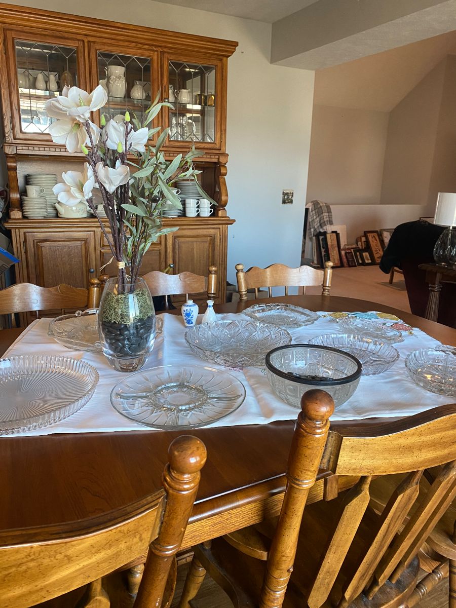 Table, Chairs & Hutch