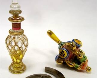 A SMALL PORCELAIN DREIDEL, A SMALL VENETIAN GLASS PERFUME BOTTLE, A MODERN SOLID METAL CLIP