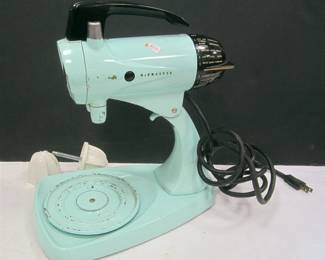  VINTAGE 1950'S SUNBEAM TURQUOISE ELECTRIC MIXER - PAINT WEAR FROM USE, HANDLE IS LOOSE, RUNS.