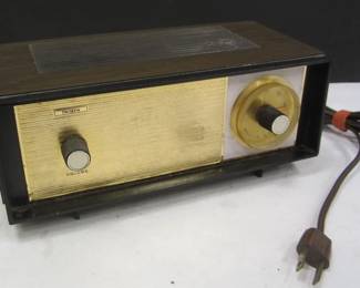  SILVERTONE ELECTRIC TRANSISTOR RADIO BY SEARS & ROEBUCK.  EVERYTHING WORKS. MODEL 132.20040001