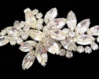  VINTAGE CLEAR PRONG SET RHINESTONE PIN . UNSIGNED