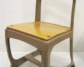 SMALL SCHOOL CHAIR.   KINDERGARTEN OR 1ST GRADE