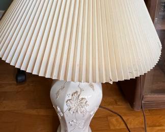 Porcelain floral lamps (1 of 2)