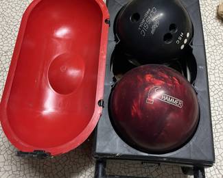 ROLL N DONKEE HARD PLASTIC 2 BOWLING BALL ROLLING CASE (USA) with two bowling balls.