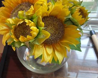 Small vase with sunflowers.