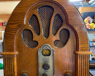 antique style table top radio