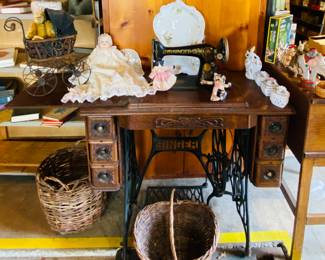 beautiful antique Singer treadle sewing machine