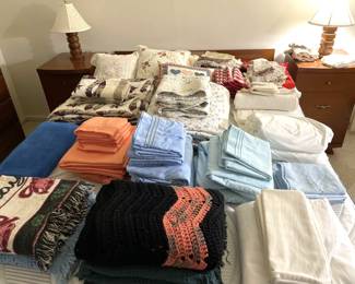 Queen Linens, Bed Spreads and Throw Blankets