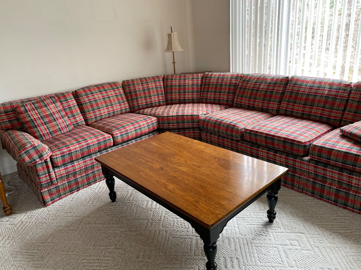 Nice clean sectional, coffee table