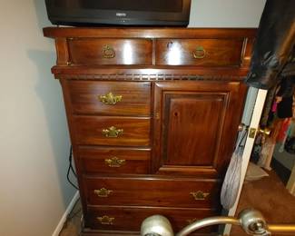 Mans chest of drawers