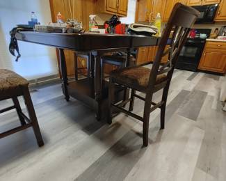 Sweet kitchen/bar table and chairs