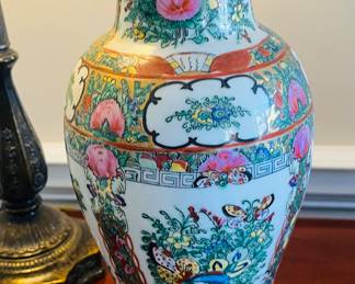 Familie rose Asian vases
