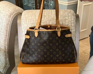 Authentic Louis Vuitton handbag, comes with box and dust cloth!