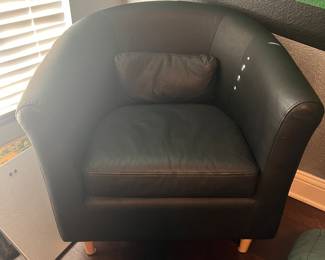 Very cool chair. This you can find in the boys bedroom.