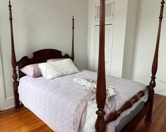 4 Post bed with like new mattress/box