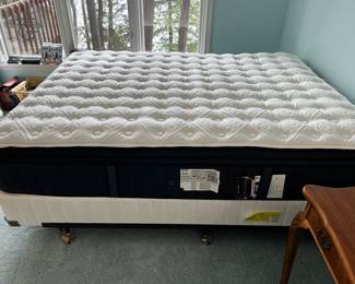 NEWER! Beautiful condition Sterns & Foster Estate  Queen Size mattress Hardly used. Retails over $2K