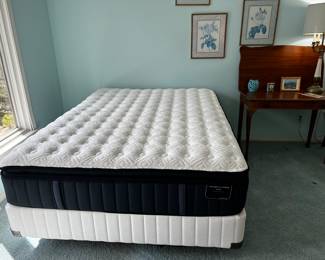 NEWER! Beautiful condition Sterns & Foster Estate  Collection - Queen Size mattress. Hardly used!! retails over $2k