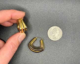 J20 - $225. Pair of 14 kt gold earrings. 