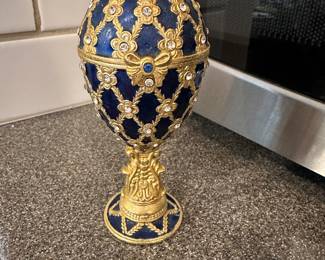 C151 - $10 decorative music box egg
