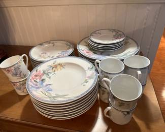 C116 - $50. Classic Garden. Service for 8. 