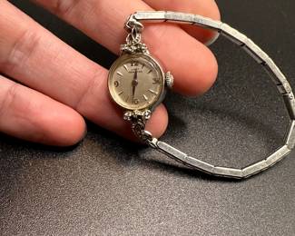 J10 - $200. 14 kt gold Lady Hamilton. Band is NOT gold. 