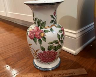 C74 - $35. Ethan Allen Gold Imari Hand Painted Vase. 