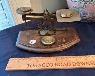 C82 - $20 - Scale with 3 weights. 