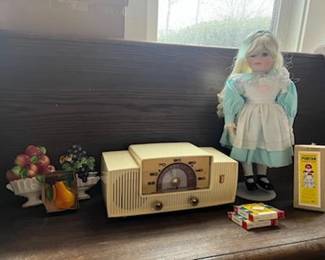 Vintage radio, Doll