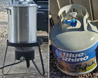 Turkey Fryer Complete Setup. 30 Qt Pot, All Hardware including Thermometer and Poultry Hanger. Burner Stand and Propane Tank.