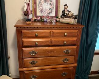 Oak chest of drawers- like new